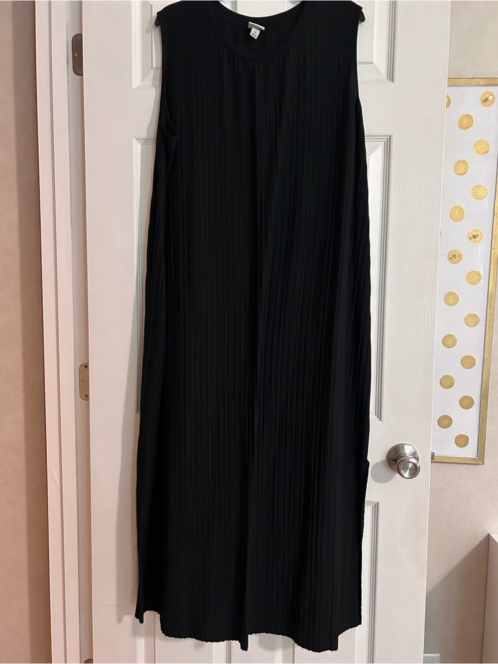 Sleeveless Black Pleated Dress